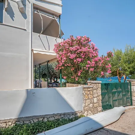 Theodoros * 尼基亚娜